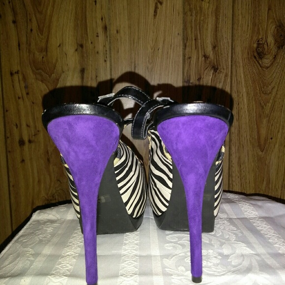 GUESS - Picture 2 of 5